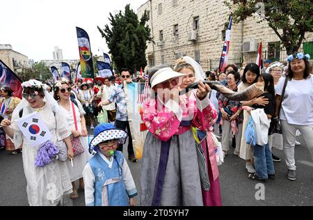 Jérusalem, Israël. 04 octobre 2023. Les pèlerins chrétiens pro-israéliens participent à la Parade annuelle de Jérusalem pendant la fête juive de Soukcot, la fête des Tabernacles, le mercredi 4 octobre 2023, à Jérusalem. Photo de Debbie Hill/ crédit : UPI/Alamy Live News Banque D'Images