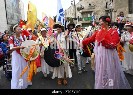 Jérusalem, Israël. 04 octobre 2023. Les pèlerins chrétiens pro-israéliens participent à la Parade annuelle de Jérusalem pendant la fête juive de Soukcot, la fête des Tabernacles, le mercredi 4 octobre 2023, à Jérusalem. Photo de Debbie Hill/ crédit : UPI/Alamy Live News Banque D'Images