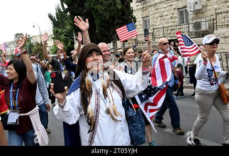 Jérusalem, Israël. 04 octobre 2023. Les pèlerins chrétiens pro-israéliens participent à la Parade annuelle de Jérusalem pendant la fête juive de Soukcot, la fête des Tabernacles, le mercredi 4 octobre 2023, à Jérusalem. Photo de Debbie Hill/ crédit : UPI/Alamy Live News Banque D'Images