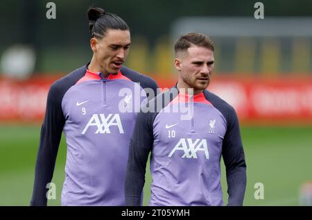 Darwin Nunez de Liverpool (à gauche) et Alexis Mac Allister lors d'une séance d'entraînement au Centre de formation AXA de Liverpool. Date de la photo : mercredi 4 octobre 2023. Banque D'Images