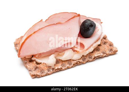 Pain de croustillant aux grains entiers avec jambon, fromage à la crème et olives - isolé sur blanc. Petit déjeuner facile. Alimentation. Sandwichs rapides et sains. Croustillant et garniture savoureuse. Collation diététique saine - isolement Banque D'Images