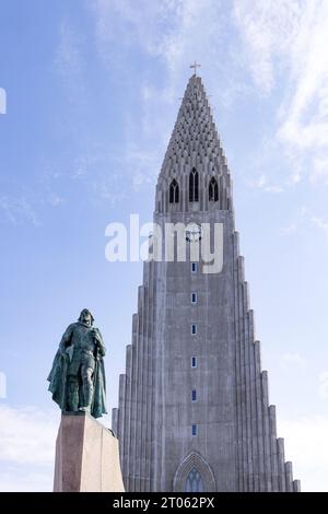 Cathédrale de Reykjavik ou Hallgrímskirkja, une église luthérienne, vue avec la statue de Leif Erikson contre le ciel bleu, Reykjavik, Islande Europe Banque D'Images