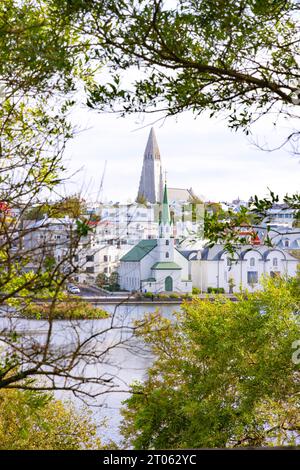 Centre-ville de Reykjavik - vue sur la cathédrale, Hallgrímskirkja sous le soleil d'été ; Reykjavik, Islande Europe Banque D'Images