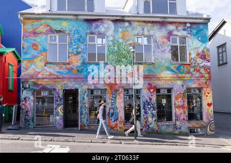 Art de rue de Reykjavik ; bâtiment coloré peint dans une scène de rue, Reykjavik, Islande Europe Banque D'Images