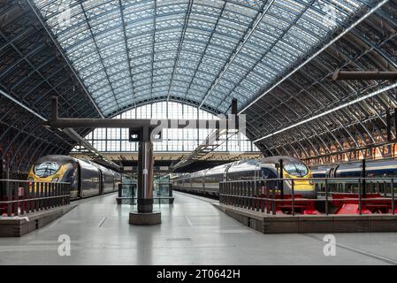 Londres, Royaume-Uni - 25 août 2023 : trains à la gare internationale de St Pancras Banque D'Images