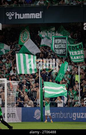 Fans lors du match de la Liga 23/24 entre le Real Betis et Valencia CF à l'Estadio Benito Villamarin, Séville. (Maciej Rogowski) Banque D'Images