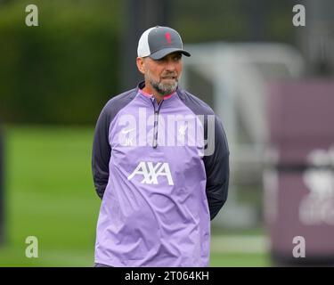 Kirkby, Royaume-Uni. 04 octobre 2023. Jürgen l'entraîneur de Klopp au large de Liverpool observe ses joueurs lors de la session d'entraînement de l'Europa League au Centre d'entraînement AXA, Kirkby, Royaume-Uni, le 4 octobre 2023 (photo Steve Flynn/News Images) à Kirkby, Royaume-Uni, le 10/4/2023. (Photo Steve Flynn/News Images/Sipa USA) crédit : SIPA USA/Alamy Live News Banque D'Images