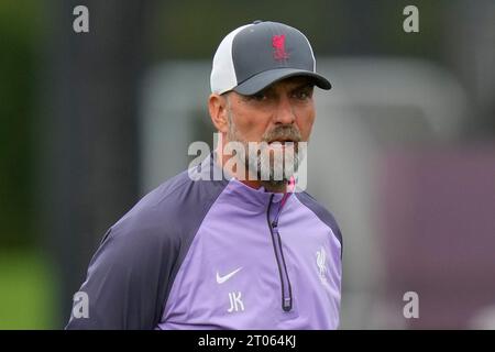 Kirkby, Royaume-Uni. 04 octobre 2023. Jürgen l'entraîneur de Klopp au large de Liverpool observe ses joueurs lors de la session d'entraînement de l'Europa League au Centre d'entraînement AXA, Kirkby, Royaume-Uni, le 4 octobre 2023 (photo Steve Flynn/News Images) à Kirkby, Royaume-Uni, le 10/4/2023. (Photo Steve Flynn/News Images/Sipa USA) crédit : SIPA USA/Alamy Live News Banque D'Images