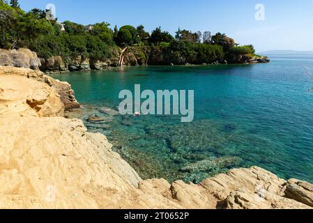 Belle plage claire par une journée ensoleillée à Agia Pelagia, Crète, Grèce. Banque D'Images