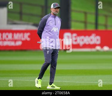 Kirkby, Royaume-Uni. 04 octobre 2023. Jürgen l'entraîneur Klopp off Liverpool regarde ses joueurs s'entraîner lors de la session d'entraînement de l'Europa League au centre d'entraînement AXA, Kirkby, Royaume-Uni, le 4 octobre 2023 (photo Steve Flynn/News Images) à Kirkby, Royaume-Uni, le 10/4/2023. (Photo Steve Flynn/News Images/Sipa USA) crédit : SIPA USA/Alamy Live News Banque D'Images