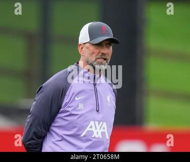 Kirkby, Royaume-Uni. 04 octobre 2023. Jürgen l'entraîneur Klopp off Liverpool regarde ses joueurs s'entraîner lors de la session d'entraînement de l'Europa League au centre d'entraînement AXA, Kirkby, Royaume-Uni, le 4 octobre 2023 (photo Steve Flynn/News Images) à Kirkby, Royaume-Uni, le 10/4/2023. (Photo Steve Flynn/News Images/Sipa USA) crédit : SIPA USA/Alamy Live News Banque D'Images