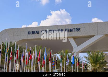 Dubaï, Émirats arabes Unis. Entrée à l'exposition du Dubai Exhibition Centre, célèbre dans le monde entier, avec de nombreux drapeaux. Banque D'Images