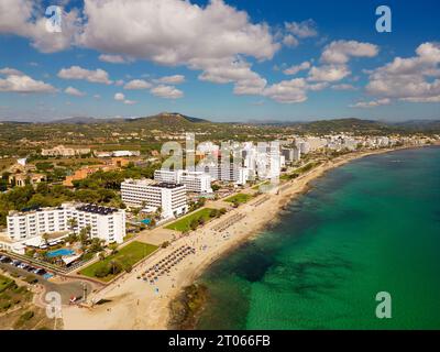 Vue aérienne du drone de la mer Méditerranée à Cala Millor pendant la journée ensoleillée, Majorque, Espagne Banque D'Images