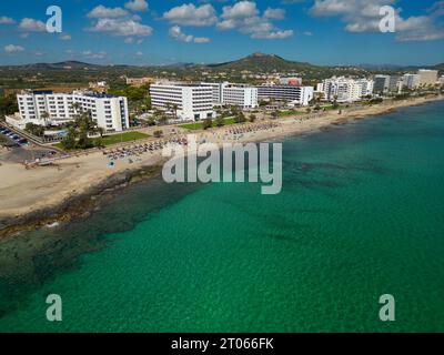 Vue aérienne du drone de la mer Méditerranée à Cala Millor pendant la journée ensoleillée, Majorque, Espagne Banque D'Images