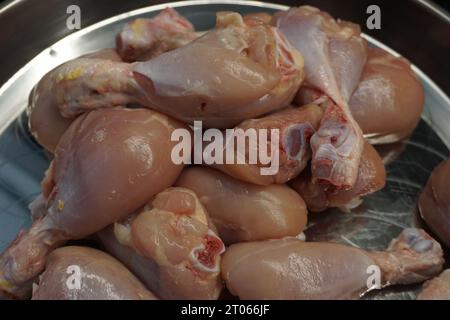 Préparer un repas avec des cuisses de poulet et des pommes de terre. Cuisses de poulet pelées préparées pour la consommation Banque D'Images