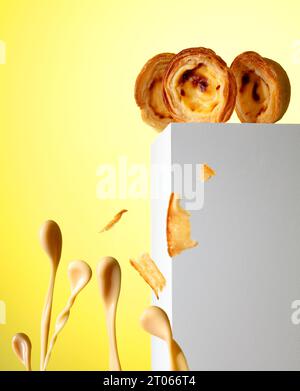 Trois tartes à la crème pastel de Nata jetant un regard sur le bord en une malheur custardeux Banque D'Images