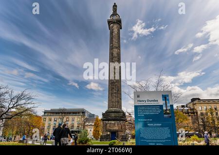 Monument Melville de Henry Dundas, St Andrew Square avec panneau d'information sur son rôle dans l'esclavage, Édimbourg, Écosse, Royaume-Uni Banque D'Images