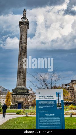 Monument Melville de Henry Dundas, St Andrew Square avec panneau d'information sur son rôle dans l'esclavage, Édimbourg, Écosse, Royaume-Uni Banque D'Images