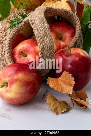 Pommes rouges dans le panier tissé à la main, gros plan. Banque D'Images
