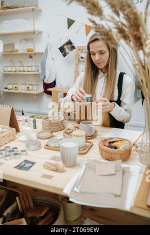 Une fille dans un magasin de produits écologiques choisit quelque chose pour elle-même Banque D'Images