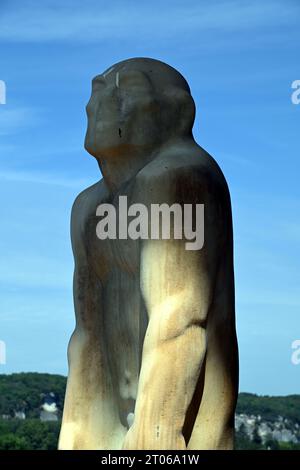 La statue de Cro Magnon Man donne sur la rivière Dordogne et la campagne au-dessus de la ville de les Eyzies. Banque D'Images