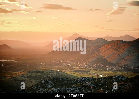 Coucher de soleil sur la vallée de la rivière Trebisnjica, Trebinje, Bosnie-Herzégovine Banque D'Images