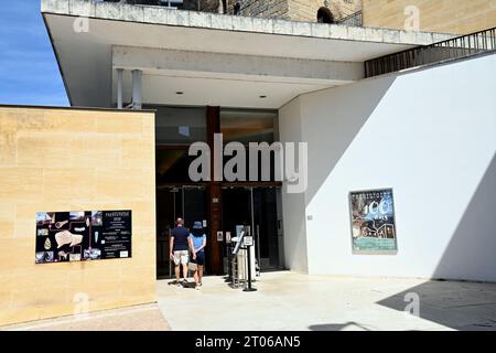 Entrée au Museé National de Préhistoire dans la ville de les Eyzies, Dordogne, France. Le musée est construit spécialement, moderne et incroyable! Banque D'Images