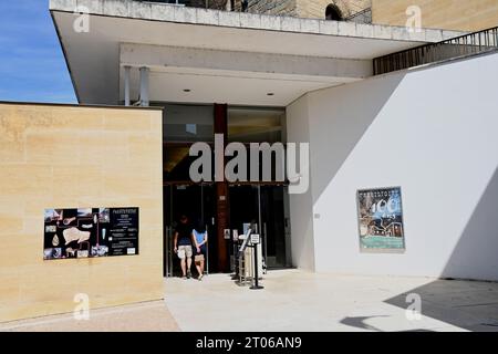 Entrée au Museé National de Préhistoire dans la ville de les Eyzies, Dordogne, France. Le musée est construit spécialement, moderne et incroyable! Banque D'Images