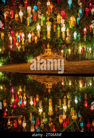 Lanternes colorées au-dessus de l'image de Bouddha pendant le festival de lanternes thaïlandaises. Début du festival des lanternes Loy Krathong. Fête traditionnelle colorée de lante Banque D'Images