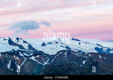 Parc national de Skaftafel. Sud de l'Islande. Vue majestueuse depuis le sommet de la montagne Kristinartindar. Incroyable paysage islandais rosâtre. Banque D'Images