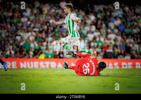 Rodri, Giorgi Mamardashvili lors du match de Liga 23/24 entre le Real Betis et Valencia CF à l'Estadio Benito Villamarin, Séville. (Maciej Rogowski) Banque D'Images