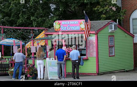 Une ligne de clients à la vitrine de la boutique de crème glacée River Ducks à Camden, Maine, en été Banque D'Images