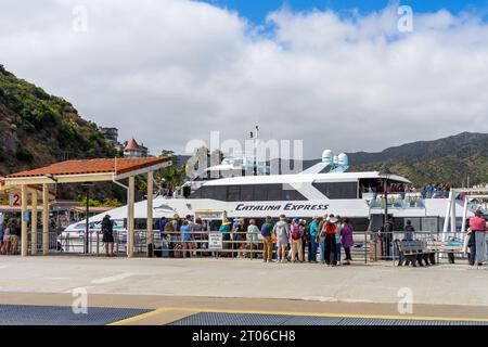 Avalon, Californie, États-Unis - 13 septembre 2023 : un groupe de personnes attend de monter à bord du Catalina Express pour retourner en Californie continentale depuis Catalina Island. Banque D'Images