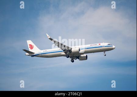 26.07.2023, Singapur, Republik Singapur, Asien - Ein Passagierflugzeug der Air China vom Typ Airbus A321-200 Neo mit der Registrierung B-305H im Landeanflug auf den internationalen Flughafen Changi. Air China ist Mitglied der Star Alliance Luftfahrtallianz, einem internationalen Netzwerk von Fluggesellschaften. *** 26 07 2023, Singapour, République de Singapour, Asie un Airbus A321 200 Neo d'Air China immatriculé B 305H à l'approche de l'aéroport international de Changi Air China est membre de l'alliance aérienne Star Alliance, un réseau international de compagnies aériennes Banque D'Images