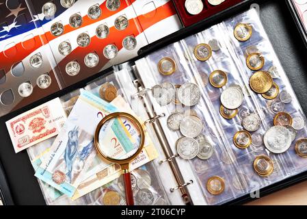 Collecte de vieilles pièces et billets de banque. Numismatique. Vieil argent et notes avec loupe Banque D'Images