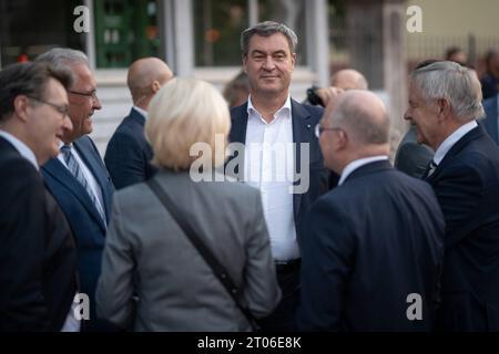 CSU-Bezirksempfang Mittelfranken wenige Tage vor der Landtagswahl 2023 Markus Söder, Parteivorsitzender CSU, Ministerpräsident Bayern sowie Spitzenkandidat, mit Friedrich Merz, Parteivorsitzender CDU - Markus Söder umgeben von ParteireundenCSU-Bezirksempfang Mittelfranken, Markus Mersitzender Söder, Markus Mersitzender Ministerpräsident, Markus Mersitzender, Markus Mersitzender Markus Mersitzender Taging, Markus, Markus Mersitzender 2023 Parteivorsitzender CDU - Markus Söder umgeben von Parteireunden, *** réception du district de la CSU Franconie centrale quelques jours avant les élections 2023 Markus Söder, chef du parti CS Banque D'Images