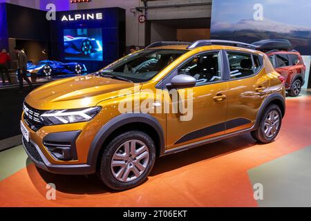 La voiture Dacia Sandero Stepway présentée au salon européen de l'automobile Autosalon de Bruxelles. Bruxelles, Belgique - 13 janvier 2023. Banque D'Images