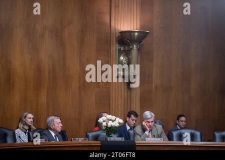 Des fleurs sont placées sur le quai où la sénatrice des États-Unis Dianne Feinstein (démocrate de Californie) siégeait, lors d'une audience de nomination du Comité sénatorial sur la magistrature dans le Dirksen Senate Office Building à Washington, DC, le mercredi 4 octobre 2023. Crédit : Rod Lamkey/CNP/MediaPunch Banque D'Images