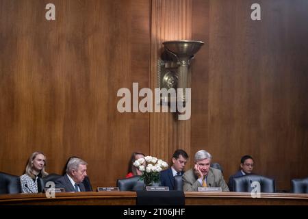 Washington, États-Unis d ' Amérique. 04 octobre 2023. Des fleurs sont placées sur le quai où la sénatrice des États-Unis Dianne Feinstein (démocrate de Californie) siégeait, lors d'une audience de nomination du Comité sénatorial sur la magistrature dans le Dirksen Senate Office Building à Washington, DC, le mercredi 4 octobre 2023. Crédit : Rod Lamkey/CNP/Sipa USA crédit : SIPA USA/Alamy Live News Banque D'Images