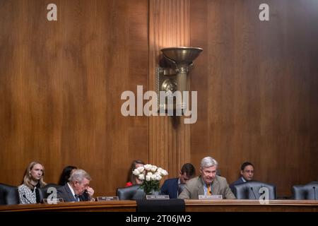 Washington, États-Unis d ' Amérique. 04 octobre 2023. Des fleurs sont placées sur le quai où la sénatrice des États-Unis Dianne Feinstein (démocrate de Californie) siégeait, lors d'une audience de nomination du Comité sénatorial sur la magistrature dans le Dirksen Senate Office Building à Washington, DC, le mercredi 4 octobre 2023. Crédit : Rod Lamkey/CNP/Sipa USA crédit : SIPA USA/Alamy Live News Banque D'Images