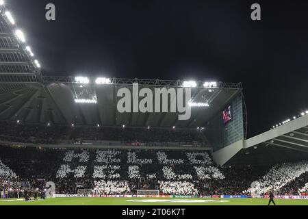 Fans de Newcastle United avec un tifo lors du match de l'UEFA Champions League Newcastle United vs Paris Saint-Germain à St. James's Park, Newcastle, Royaume-Uni, 4 octobre 2023 (photo de Mark Cosgrove/News Images) Banque D'Images