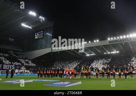 Newcastle, Royaume-Uni. 04 octobre 2023. Les deux équipes de joueurs s'alignent lors du match de l'UEFA Champions League Newcastle United vs Paris Saint-Germain à St. James's Park, Newcastle, Royaume-Uni, 4 octobre 2023 (photo de Mark Cosgrove/News Images) à Newcastle, Royaume-Uni, le 10/4/2023. (Photo de Mark Cosgrove/News Images/Sipa USA) crédit : SIPA USA/Alamy Live News Banque D'Images