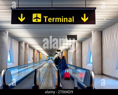 DÉPARTS DU TERMINAL DE L'AÉROPORT PANNEAU D'ENTRÉE BORD passagers de la compagnie aérienne déplacement de passerelle dans le terminal de l'aéroport contemporain moderne. Palma Espagne Mallorca Banque D'Images