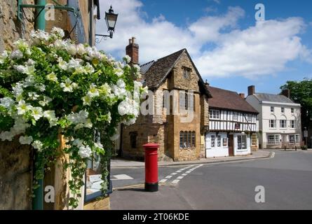 Sherborne Dorset, scène de rue du centre-ville historique avec paniers suspendus de fleurs et boîte aux lettres rouge Dorset Angleterre Royaume-Uni Banque D'Images