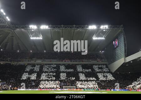 Newcastle, Royaume-Uni. 04 octobre 2023. Fans de Newcastle United avec un tifo lors du match de l'UEFA Champions League Newcastle United vs Paris Saint-Germain à St. James's Park, Newcastle, Royaume-Uni, 4 octobre 2023 (photo de Mark Cosgrove/News Images) à Newcastle, Royaume-Uni, le 10/4/2023. (Photo de Mark Cosgrove/News Images/Sipa USA) crédit : SIPA USA/Alamy Live News Banque D'Images