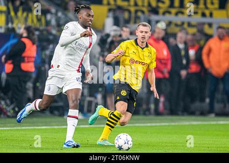 DORTMUND - (de gauche à droite) Rafael Leao de l'AC Milan, Julian Ryerson du Borussia Dortmund lors du match de l'UEFA Champions League entre le Borussia Dortmund et l'AC Milan au signal Iduna Park le 4 octobre 2023 à Dortmund, Allemagne. ANP | Hollandse Hoogte | GERRIT VAN COLOGNE Banque D'Images