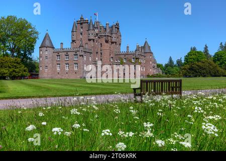 Le château de Glamis est la maison d'enfance de la reine Elizabeth II et est situé à Forfar, Angus, en Écosse Banque D'Images