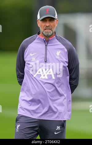 Kirkby, Royaume-Uni. 04 octobre 2023. Jürgen l'entraîneur Klopp off Liverpool regarde son joueur s'échauffer avant la session d'entraînement de l'Europa League au centre d'entraînement AXA, Kirkby, Royaume-Uni, le 4 octobre 2023 (photo Steve Flynn/News Images) à Kirkby, Royaume-Uni, le 10/4/2023. (Photo Steve Flynn/News Images/Sipa USA) crédit : SIPA USA/Alamy Live News Banque D'Images