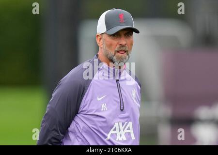 Kirkby, Royaume-Uni. 04 octobre 2023. Jürgen l'entraîneur Klopp off Liverpool regarde son joueur s'échauffer avant la session d'entraînement de l'Europa League au centre d'entraînement AXA, Kirkby, Royaume-Uni, le 4 octobre 2023 (photo Steve Flynn/News Images) à Kirkby, Royaume-Uni, le 10/4/2023. (Photo Steve Flynn/News Images/Sipa USA) crédit : SIPA USA/Alamy Live News Banque D'Images