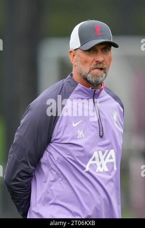 Kirkby, Royaume-Uni. 04 octobre 2023. Jürgen l'entraîneur Klopp off Liverpool regarde son joueur s'échauffer avant la session d'entraînement de l'Europa League au centre d'entraînement AXA, Kirkby, Royaume-Uni, le 4 octobre 2023 (photo Steve Flynn/News Images) à Kirkby, Royaume-Uni, le 10/4/2023. (Photo Steve Flynn/News Images/Sipa USA) crédit : SIPA USA/Alamy Live News Banque D'Images